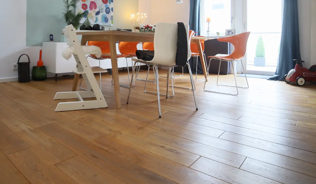 Modernes Esszimmer mit präzise verlegtem Laminatboden in Holzoptik