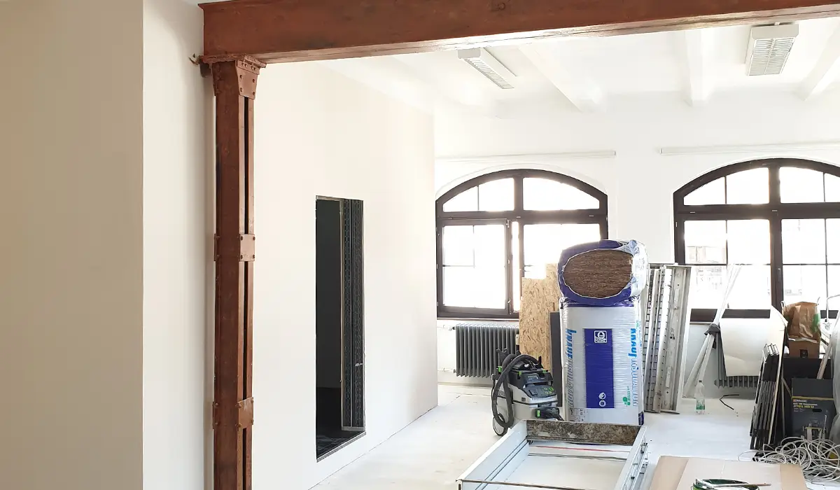 Präzise Trockenbauarbeiten an einer Deckenkonstruktion während der Montage