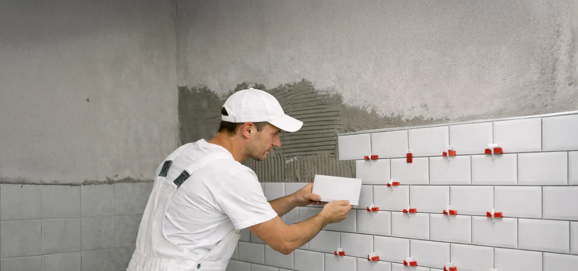 Präzise verlegte großformatige Fliesen in einem modernen Raum