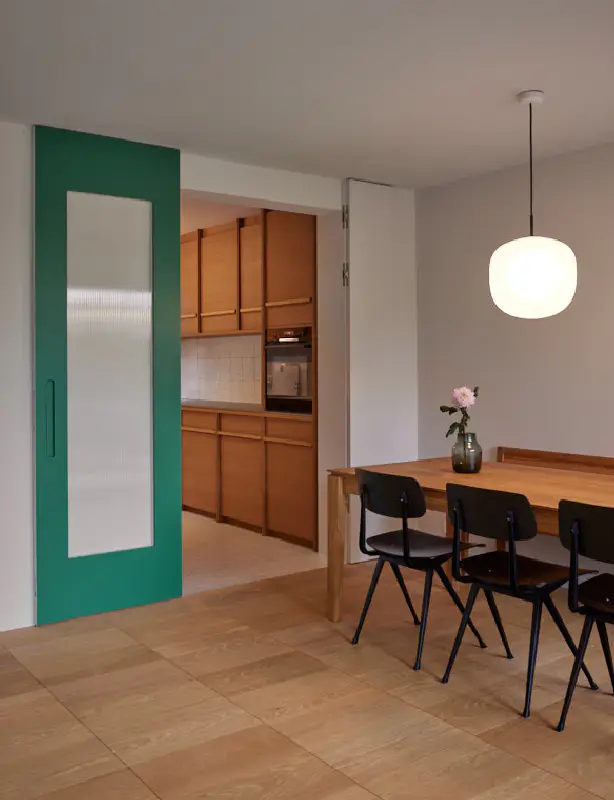 Modernisiertes Badezimmer mit neuen Fliesenarbeiten