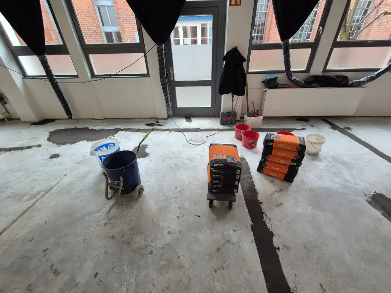 Detailaufnahme der Oberflächenstruktur der Sichtbetonspachtelung