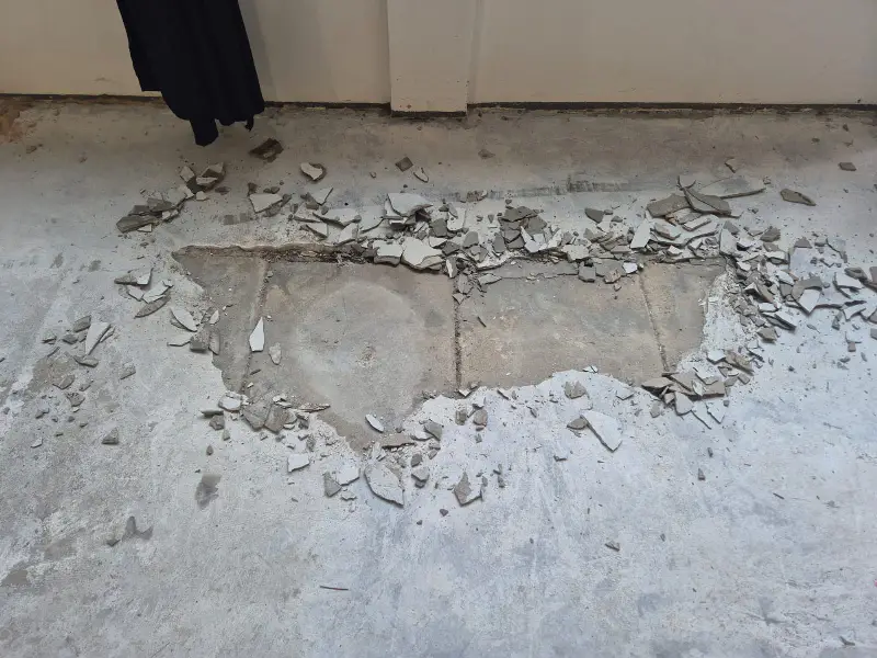 Bodenfläche während der Bearbeitung: Vorbereitung und Rissverklammerung