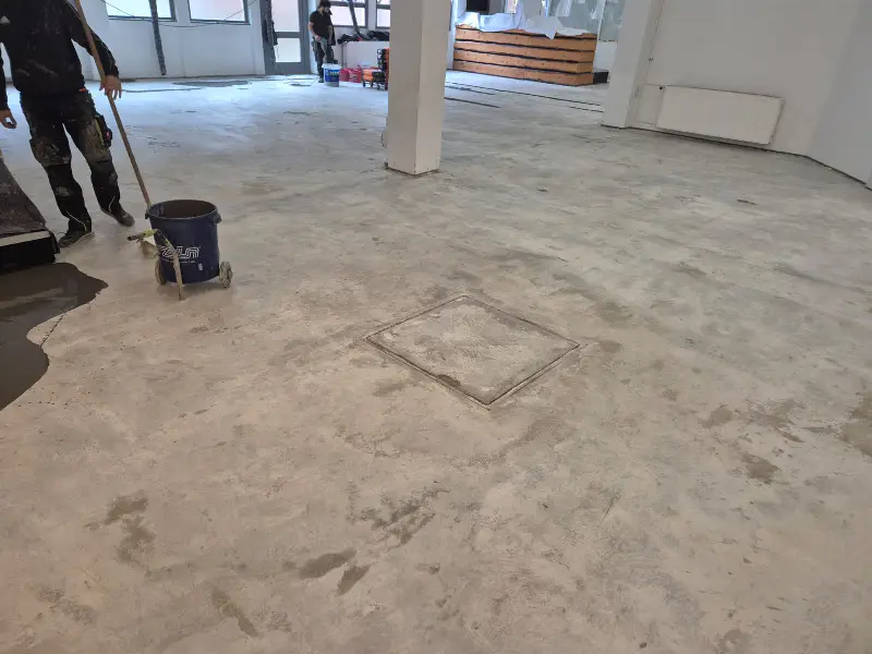 Anschlussdetails des Sichtbetonbodens an die Wandbereiche