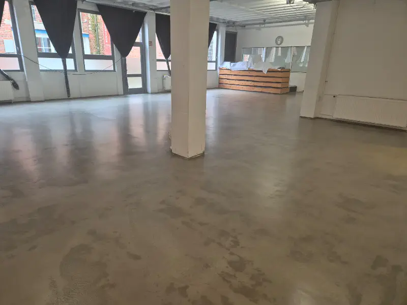 Großflächige Ansicht der fertigen Bodenbeschichtung