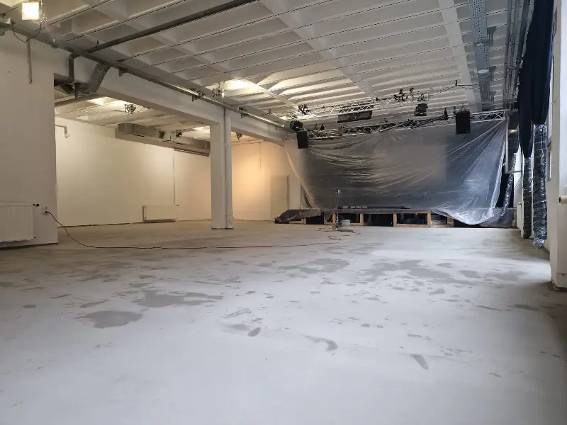 Eingangsbereich mit dem neuen, robusten Sichtbetonboden