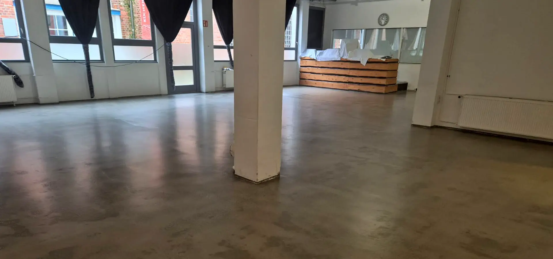 Innenansicht der Christlichen Gemeinde Hanau mit neu gestaltetem Boden