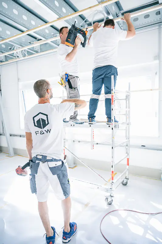 Markierung der Flucht- und Rettungswege auf dem Industrieboden