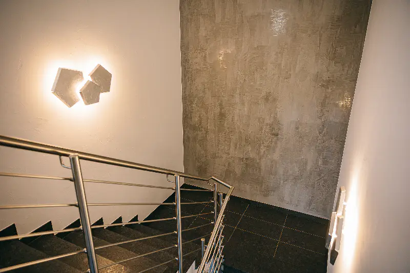 Helle Arbeitsatmosphäre in der Produktionsstätte