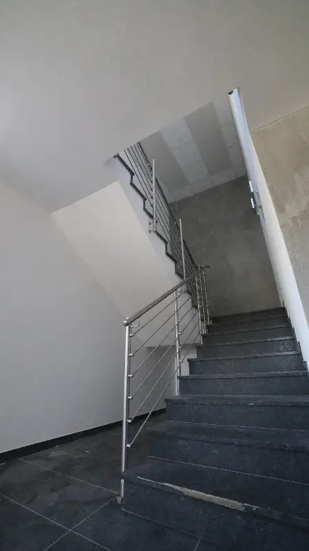 Nachtaufnahme der beleuchteten Fassade