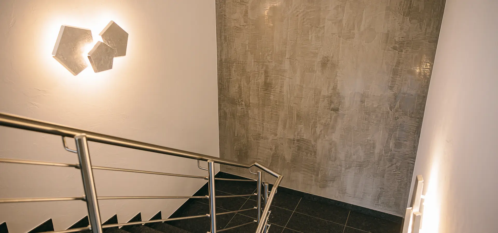 Außenansicht der modernen Produktionshalle von Leo Feinwerktechnik in Dietzenbach