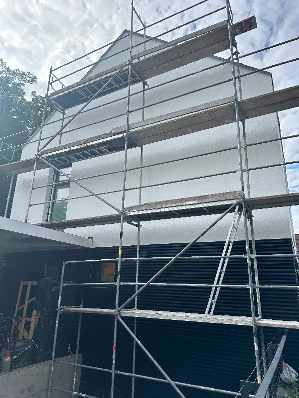 Detailaufnahme der neuen Fassadenoberfläche mit 2mm Feinputz