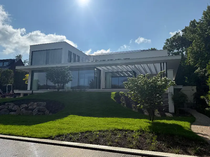 Präzise Abschlüsse an Fenstern und Kanten